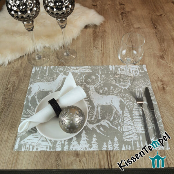 Edles Winter - Tischset >St. Moritz< grau & creme, Ramie-Leinen, Winterwald mit Waldtiere, Berge und Tannen